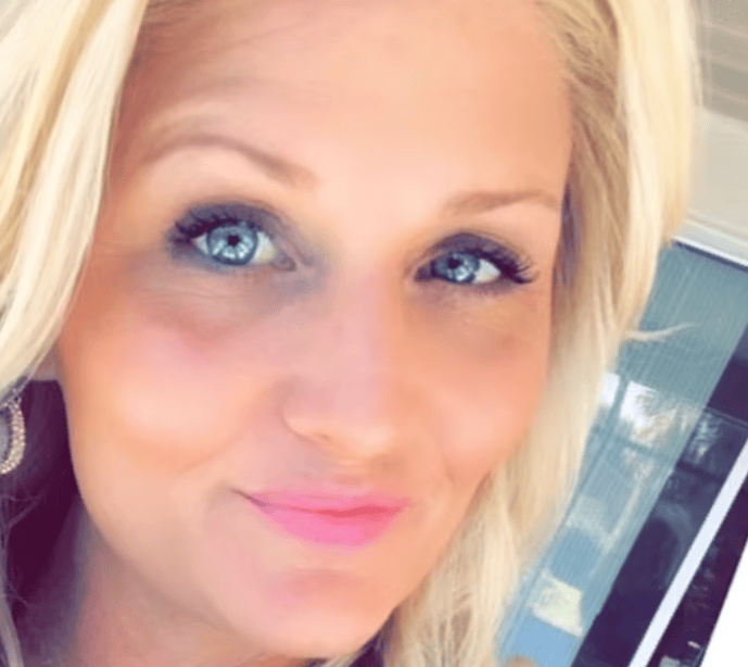 Eigentlich ein idyllischer Anblick. Nackte Haut sollte dieses Bänkli jedoch lieber nicht berühren, im Sommer heizt es sich in der Sonne nämlich extrem auf.